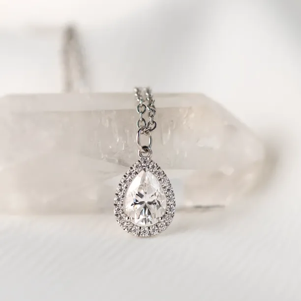 Detail zlatého halo přívěsku GLORIA s pear lab-grown diamantem