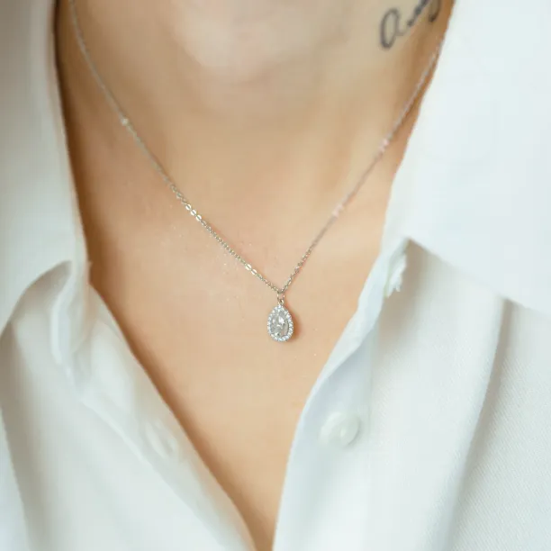 Zlatý halo přívěsek s laboratorními diamanty na krku