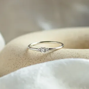 Šikmý pohled na minimalistický prsten s laboratorními diamanty HANOI