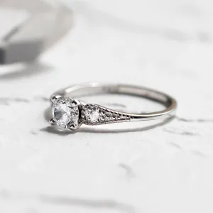 Boční pohled na zlatý zásnubní prsten ORSINI s laboratorními diamanty