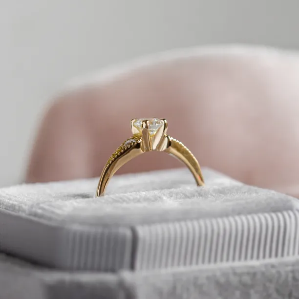 Detailní šikmý pohled na zásnubní zlatý prsten s laboratorními diamanty ORSINI