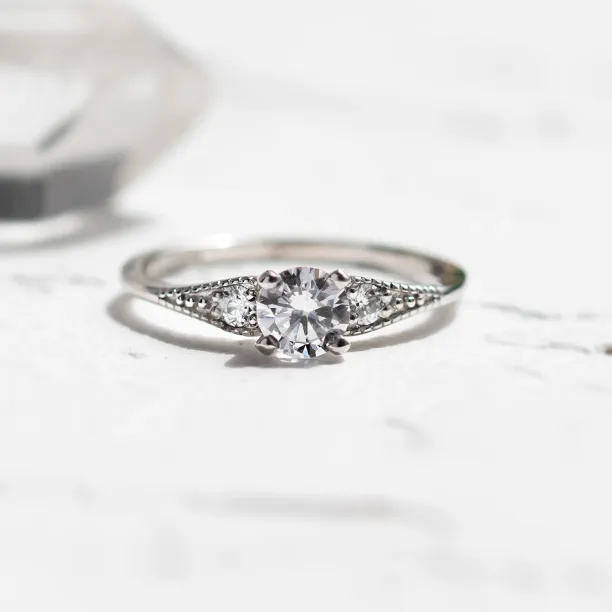 Zásnubní zlatý prsten ORSINI s laboratorními diamanty ve vintage stylu