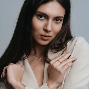 Zásnubní prsten ISADORA s lab-grown diamanty na ruce ženy u obličeje