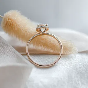 Zásnubní prsten ISADORA se zobrazenou spodní stranou uchycení diamantu