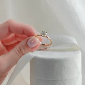 Zásnubní prsten ISADORA s lab-grown diamanty držený mezi prsty