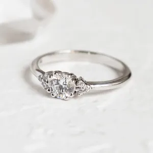 Detailní pohled na zlatý zásnubní prsten MONICA s centrálním lab-grown diamantem