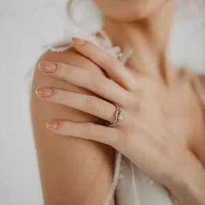 Zlatý zásnubní prsten MONICA s lab-grown diamanty na ruce