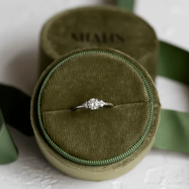 Zlatý zásnubní prsten MONICA s lab-grown diamanty pohledem shora