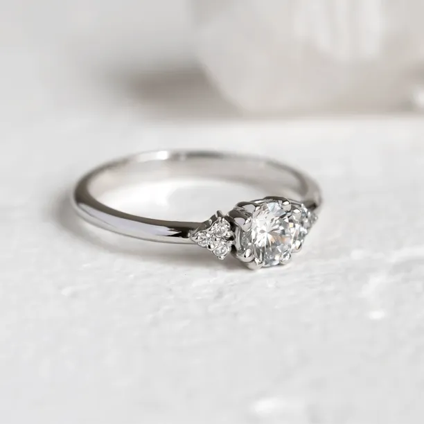 Šikmý pohled na zlatý zásnubní prsten MONICA s lab-grown diamanty