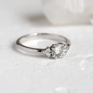 Šikmý pohled na zlatý zásnubní prsten MONICA s lab-grown diamanty