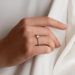 Zlatý zásnubní prsten KATIA s lab-grown diamanty na ruce