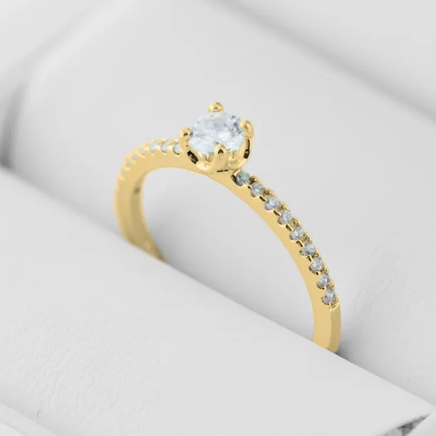 Šikmý pohled na zásnubní prsten KATIA ze žlutého zlata s lab-grown diamanty