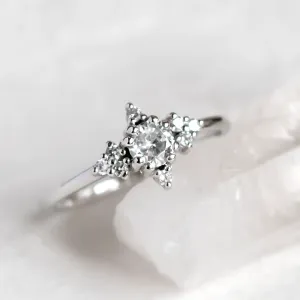 Detailní šikmý pohled na zásnubní prsten POMPI s laboratorními diamanty