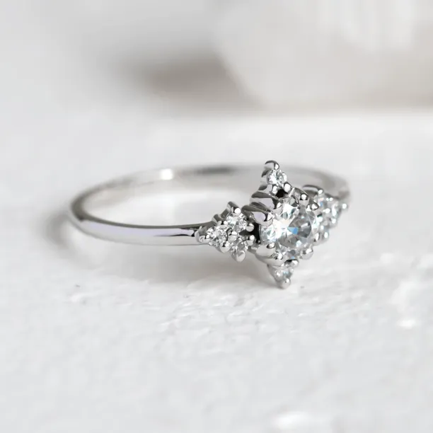 Detailní šikmý pohled na zásnubní prsten POMPI s laboratorními diamanty