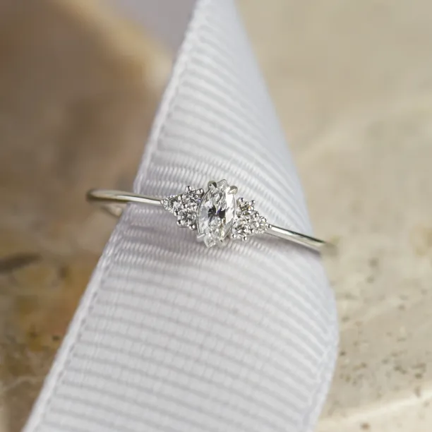 Zásnubní prsten MILLENIAL z bílého 14K zlata s lab-grown diamanty