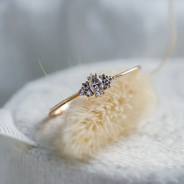 Detailní šikmý pohled na zásnubní prsten MILLENIAL s lab-grown diamanty