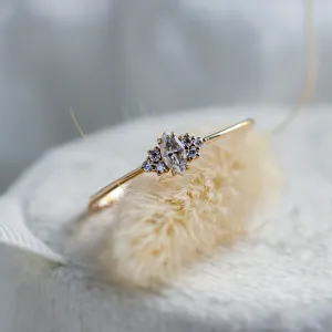Detailní šikmý pohled na zásnubní prsten MILLENIAL s lab-grown diamanty