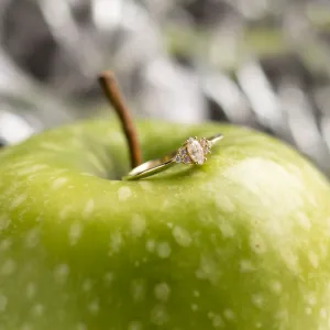 Šikmý pohled na zásnubní prsten MILLENIAL s lab-grown diamanty
