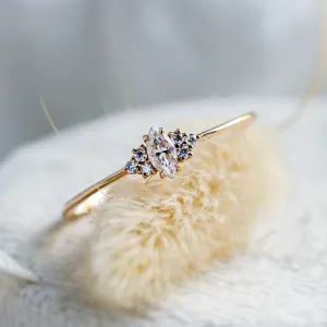 Zásnubní prsten MILLENIAL s markýzovým lab-grown diamantem a kulatými diamanty po stranách