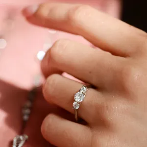 Zlatý zásnubní prsten VIRBO s laboratorními diamanty na ruce