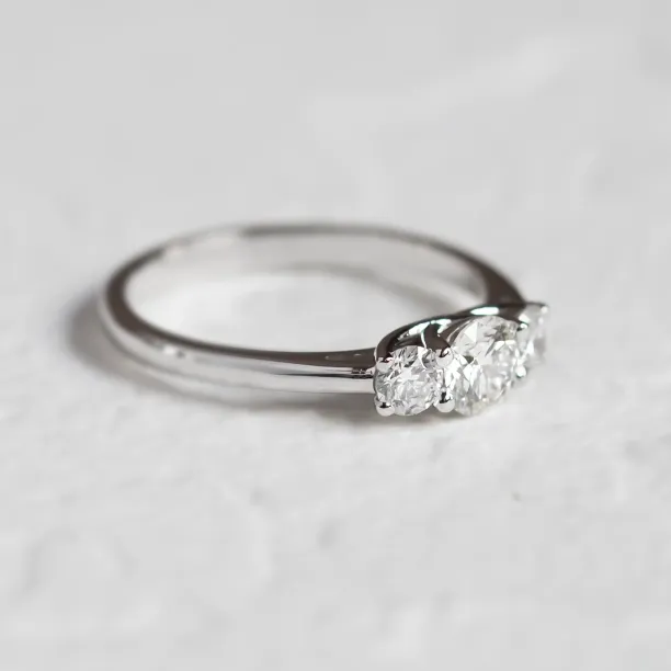 Boční pohled na zlatý zásnubní prsten s laboratorními diamanty