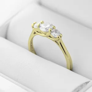 Detail žlutého zlatého zásnubního prstenu VIRBO s laboratorními diamanty