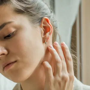 Náušnice ERNA se salt and pepper diamantem nošená na uchu