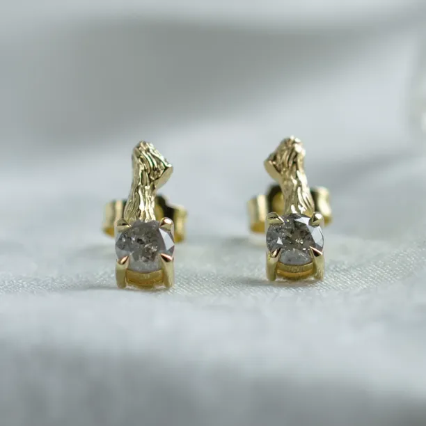 Čelní pohled na napichovací náušnice ERNA se salt and pepper diamanty