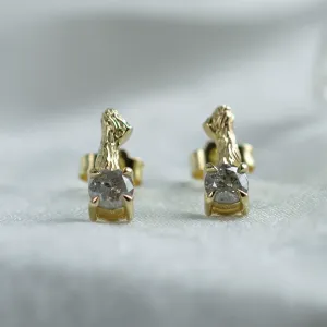 Čelní pohled na napichovací náušnice ERNA se salt and pepper diamanty