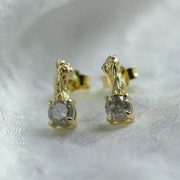 Detailní záběr náušnic ERNA se salt and pepper diamanty a větvičkou