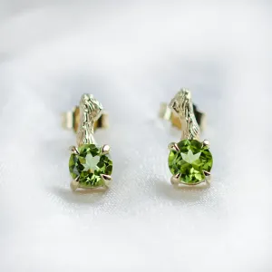 Stud earrings with peridot and twig DEAN