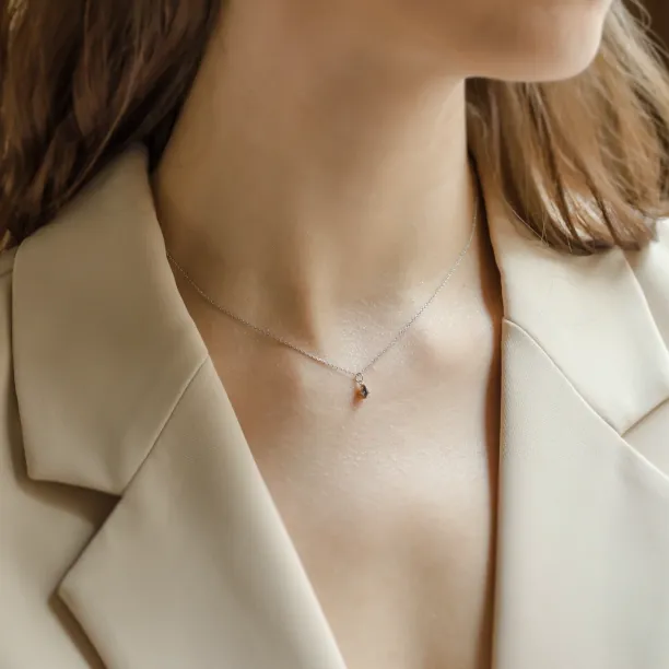 Přívěsek s diamantem salt and pepper ve tvaru kite nošený na krku