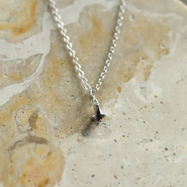 Šikmý pohled na přívěsek s diamantem salt and pepper ve tvaru kite na řetízku