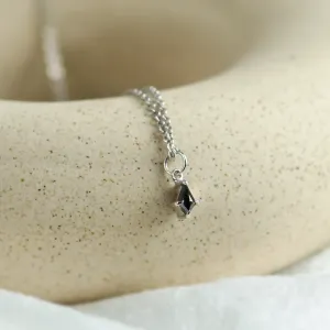 Detailní pohled na přívěsek s diamantem salt and pepper ve tvaru kite a řetízek