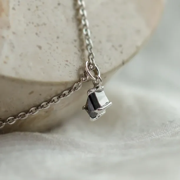 Detailní pohled na zasazení diamantu salt and pepper ve tvaru kite v přívěsku
