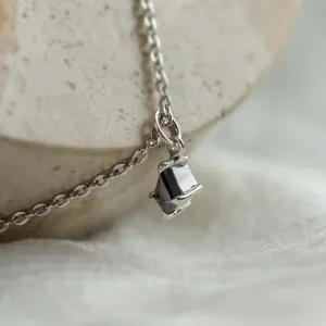 Detailní pohled na zasazení diamantu salt and pepper ve tvaru kite v přívěsku