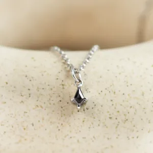 Minimalistický přívěsek ARI s diamantem salt and pepper ve tvaru kite