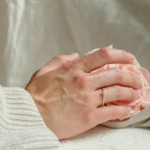 Zásnubní prsten CÉLINE v pavé stylu nošený na ruce