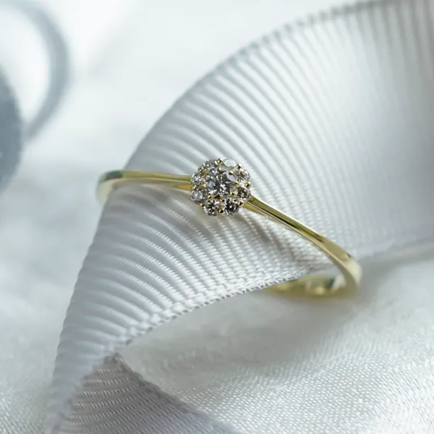 Detail zásnubního prstenu CÉLINE s diamantovým květem