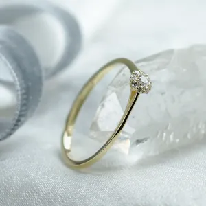 Detailní šikmý pohled na zásnubní prsten CÉLINE s diamanty v pavé stylu