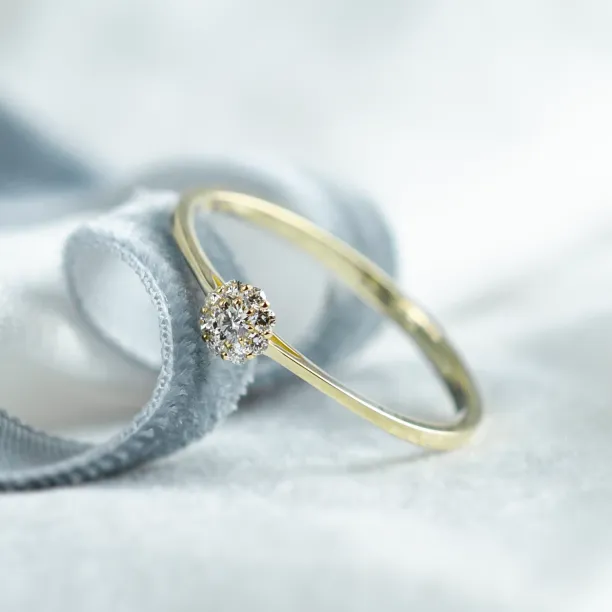 Detailní pohled na květinový diamantový trs zásnubního prstenu CÉLINE