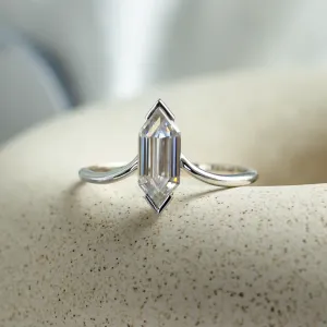 Detail geometrického prstenu ANYA s moissanitem ve tvaru hexagonu