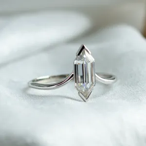 Detail zlatého prstenu ANYA s hexagon moissanitem