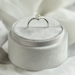 Zlatý prsten ANYA s hexagon moissanitem