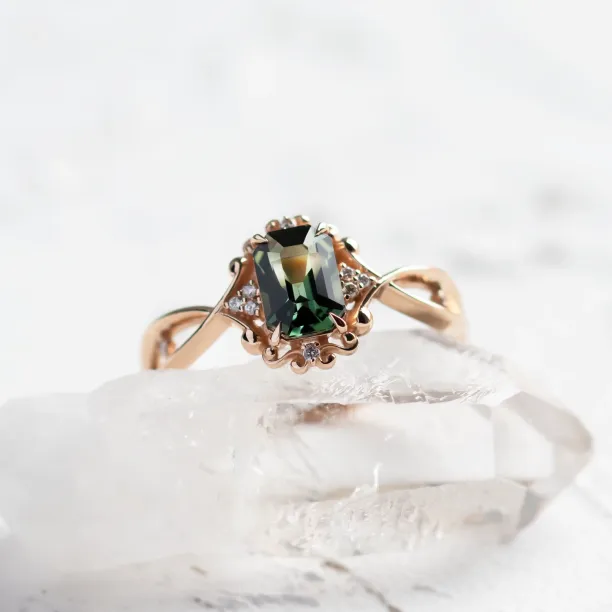 Angled close-up of the BAROQUE gold ring with green sapphire and diamonds