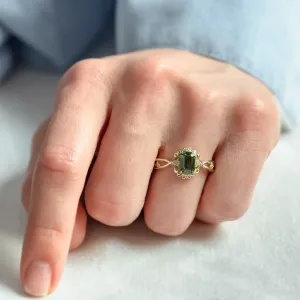 BAROQUE gold ring with green sapphire and diamonds worn on a finger