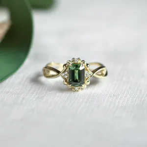 Yellow gold BAROQUE ring with green sapphire and diamonds, close-up