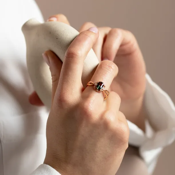Angled view of the BAROQUE gold ring with green sapphire worn on the hand