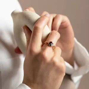 Angled view of the BAROQUE gold ring with green sapphire worn on the hand