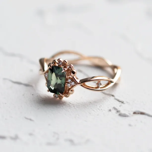 Side detail of the BAROQUE gold ring with green sapphire and diamonds